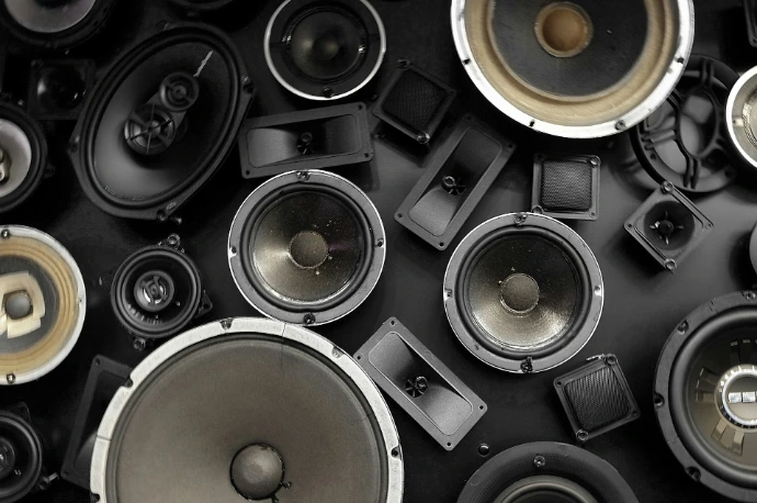 a bunch of speakers that are sitting on a table