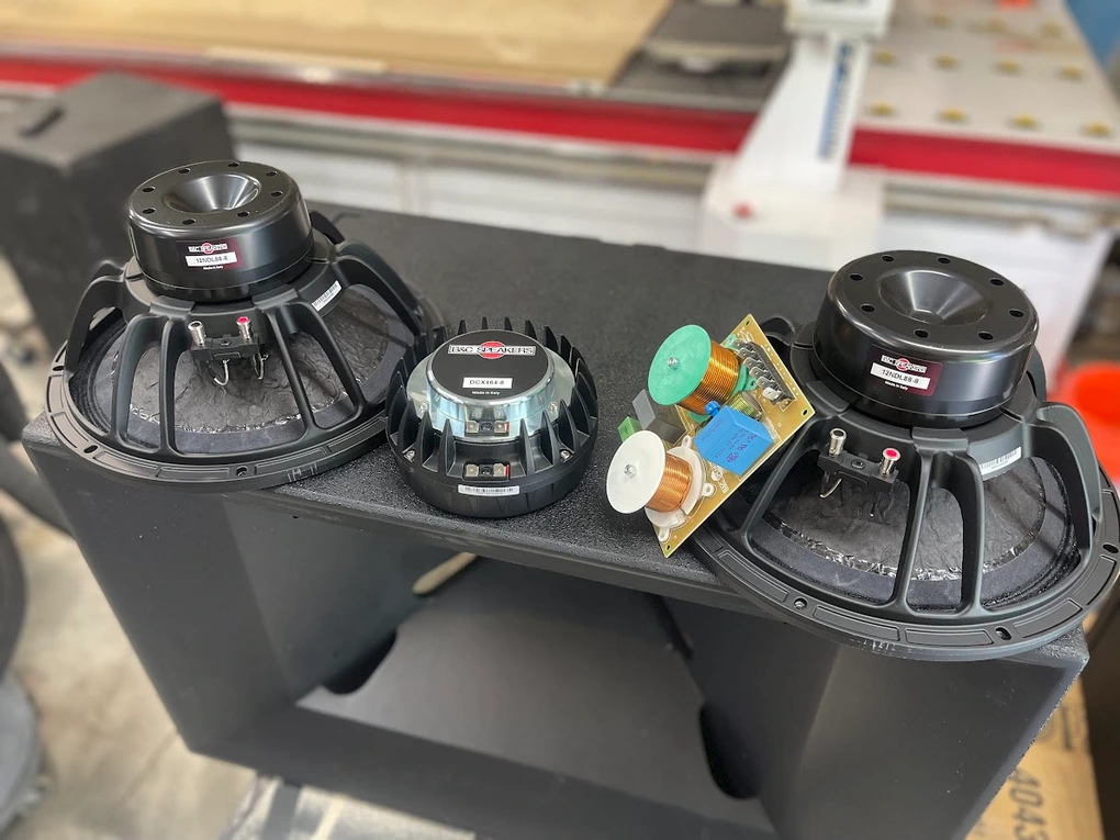 JMOD Drivers 1x CAB With X-over